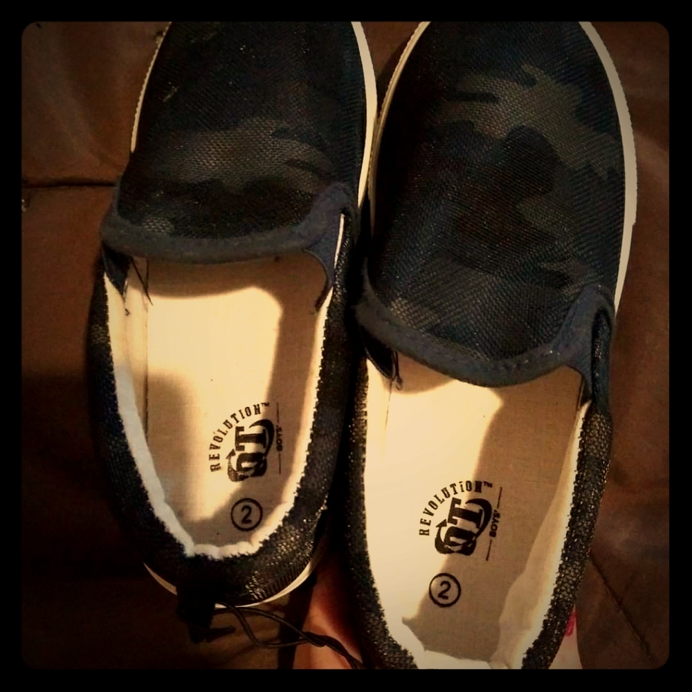 Revelation boys shoes size 2